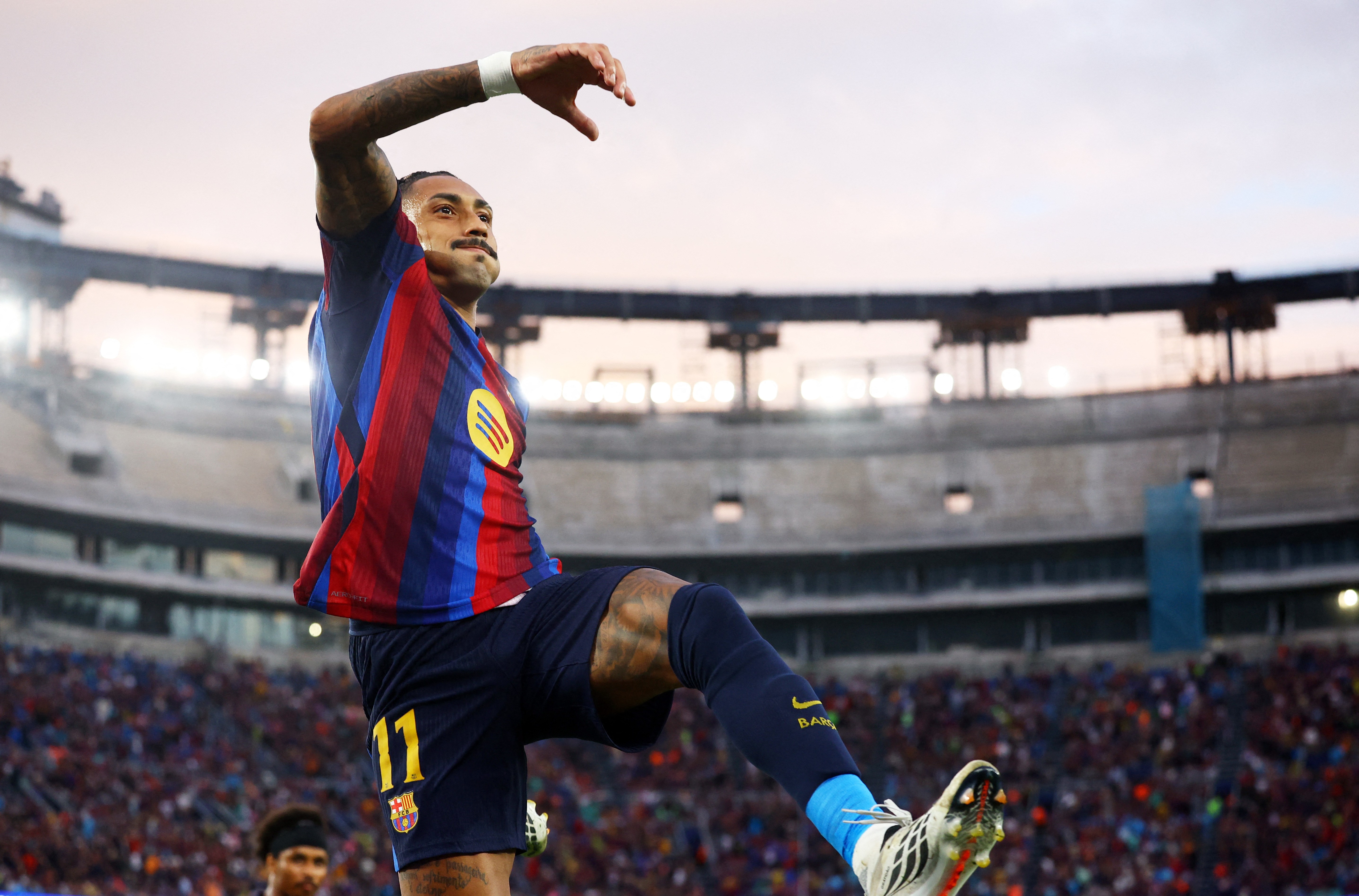 Raphinha tem início mais goleador no Barcelona em quase 70 anos