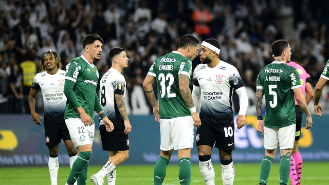 Emiliano Martínez e Memphis Depay discutem no jogo entre Corinthians e Palmeiras pela final do Campeonato Paulista