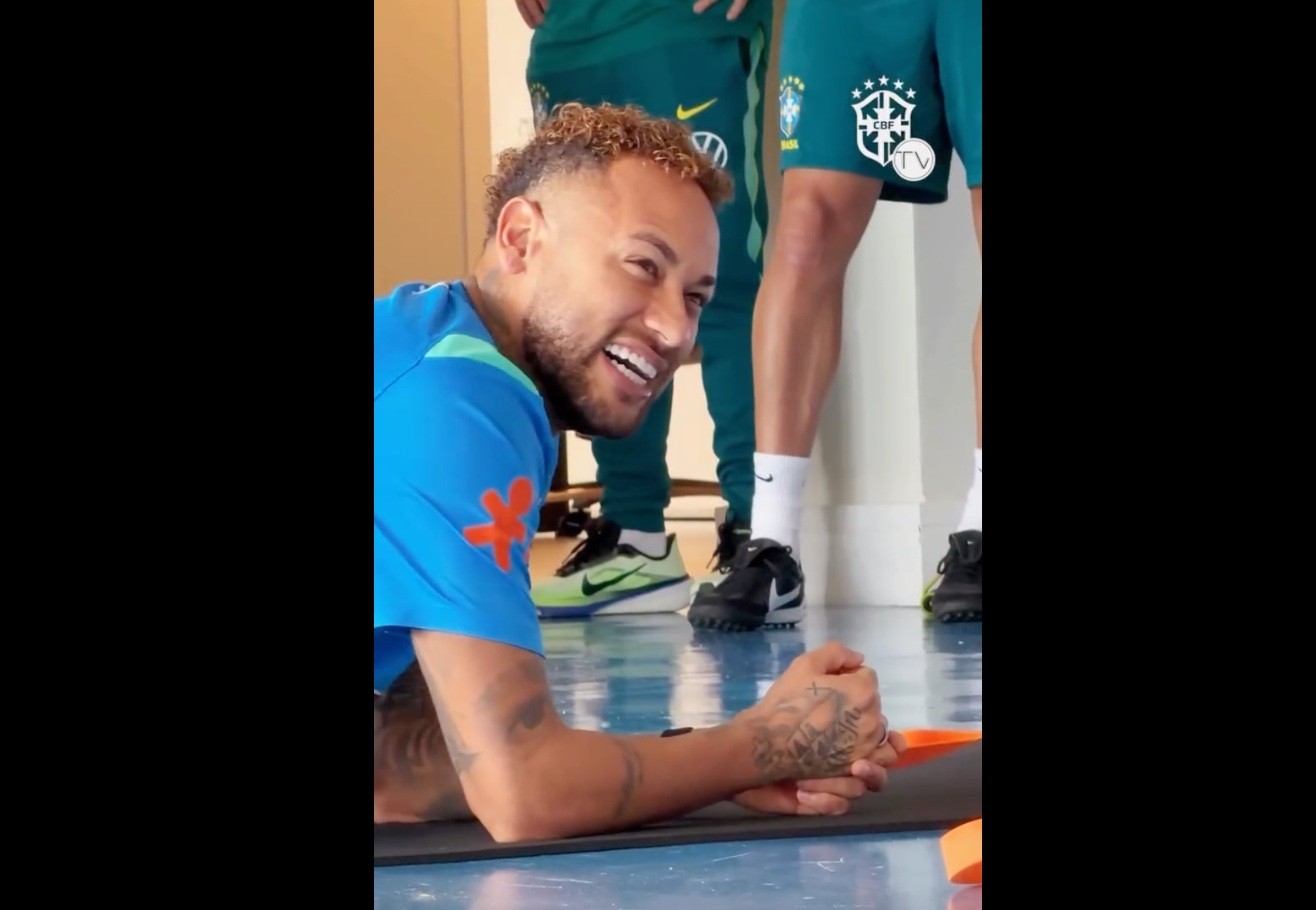 Neymar vai a campo em treino da seleção brasileira