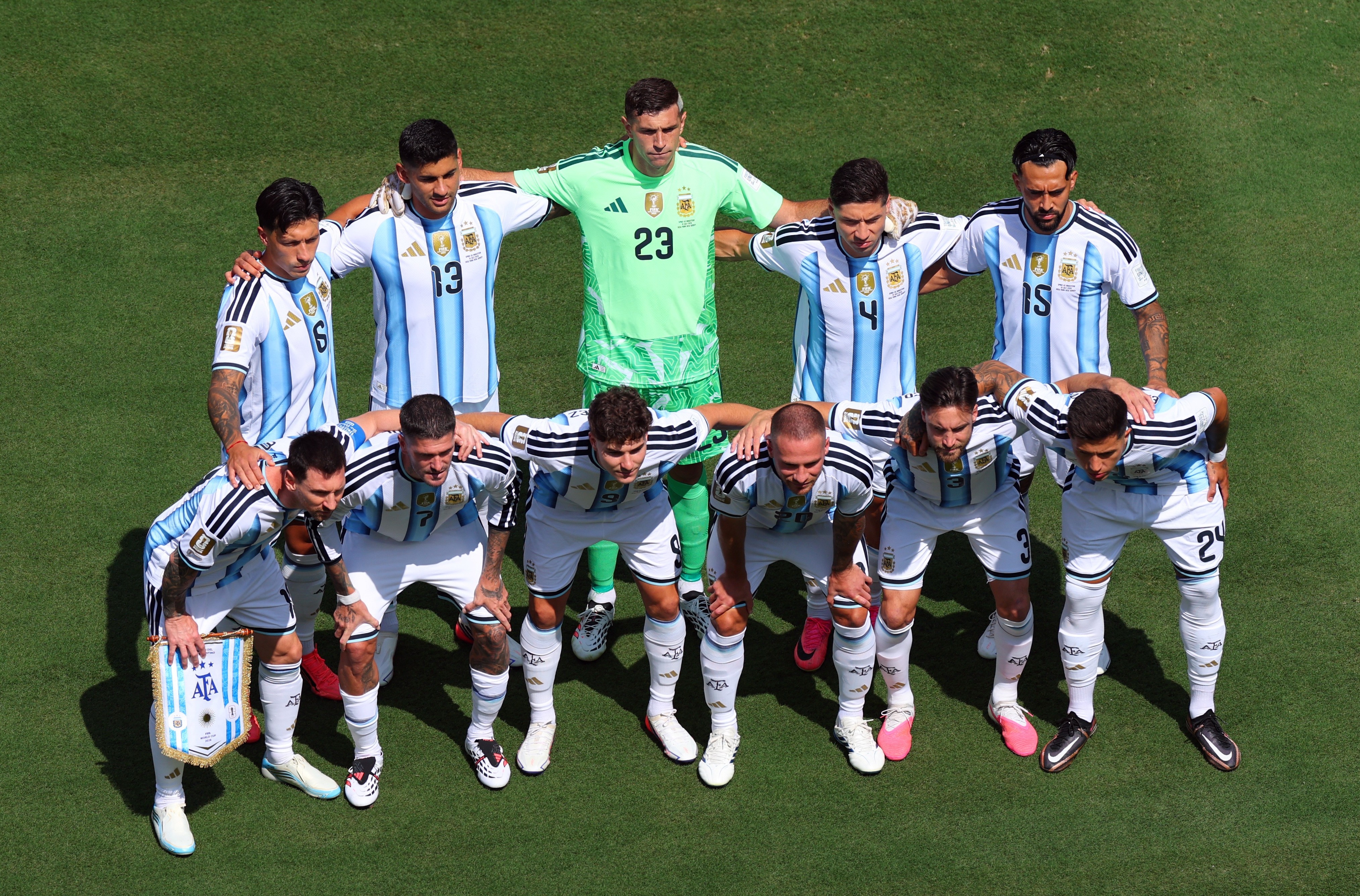 Atuações da Argentina: Enzo Martínez é o pior em campo, e Paredes entra muito mal; Dibu se salva