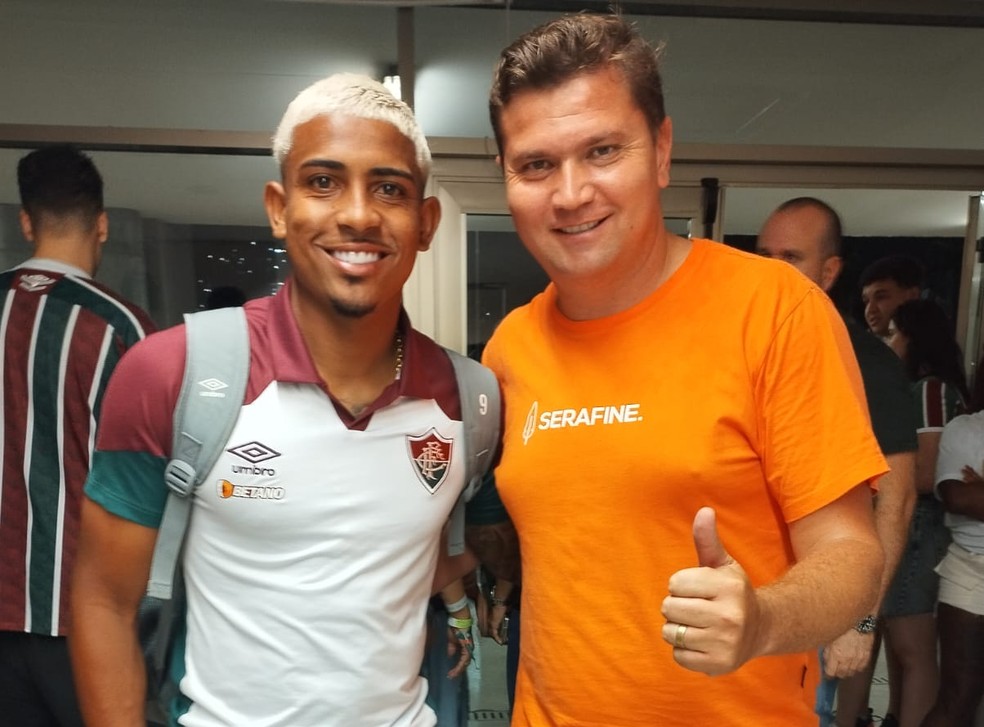 Nelson Júnior com John Kennedy após vitória do Fluminense contra o Internacional no Macanã — Foto: Arquivo pessoal