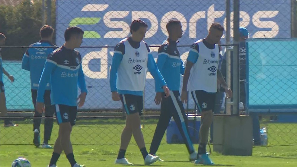 Cristaldo, Geromel e Luan em treino do Grêmio, no CT Luiz Carvalho — Foto: Jefferson Alves/RBS TV