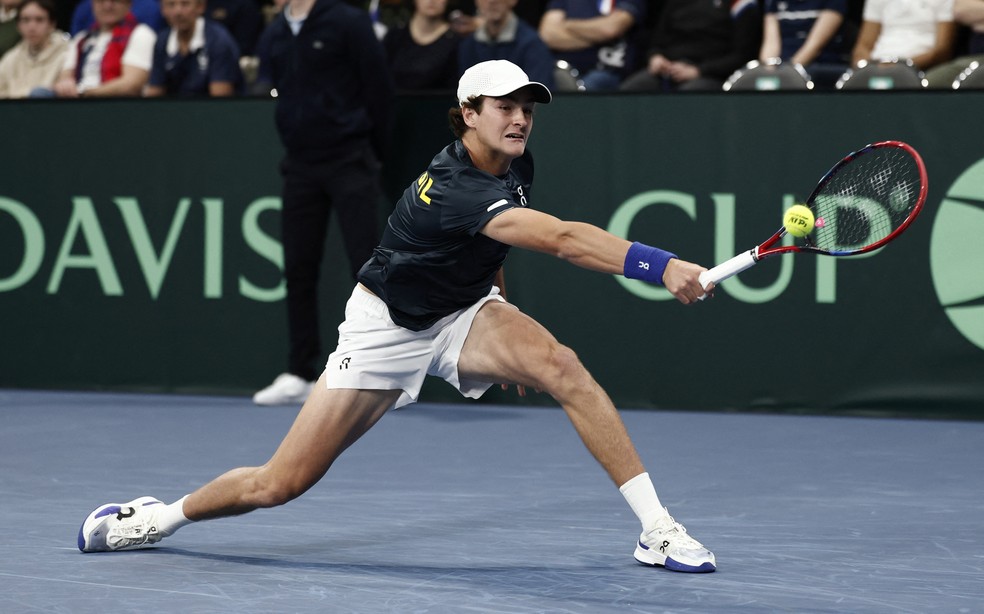João Fonseca é superado por 15º do mundo, e França sai na frente