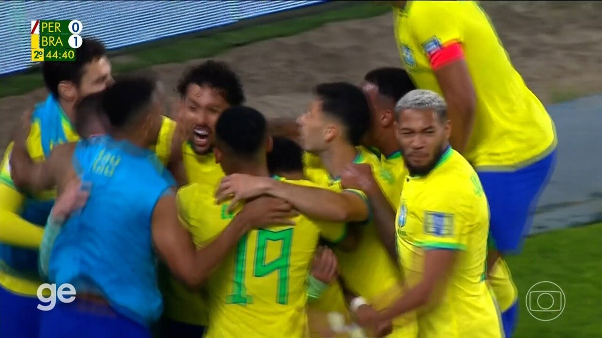 Brasil supera falta de inspiração, vence Peru com gol no fim e