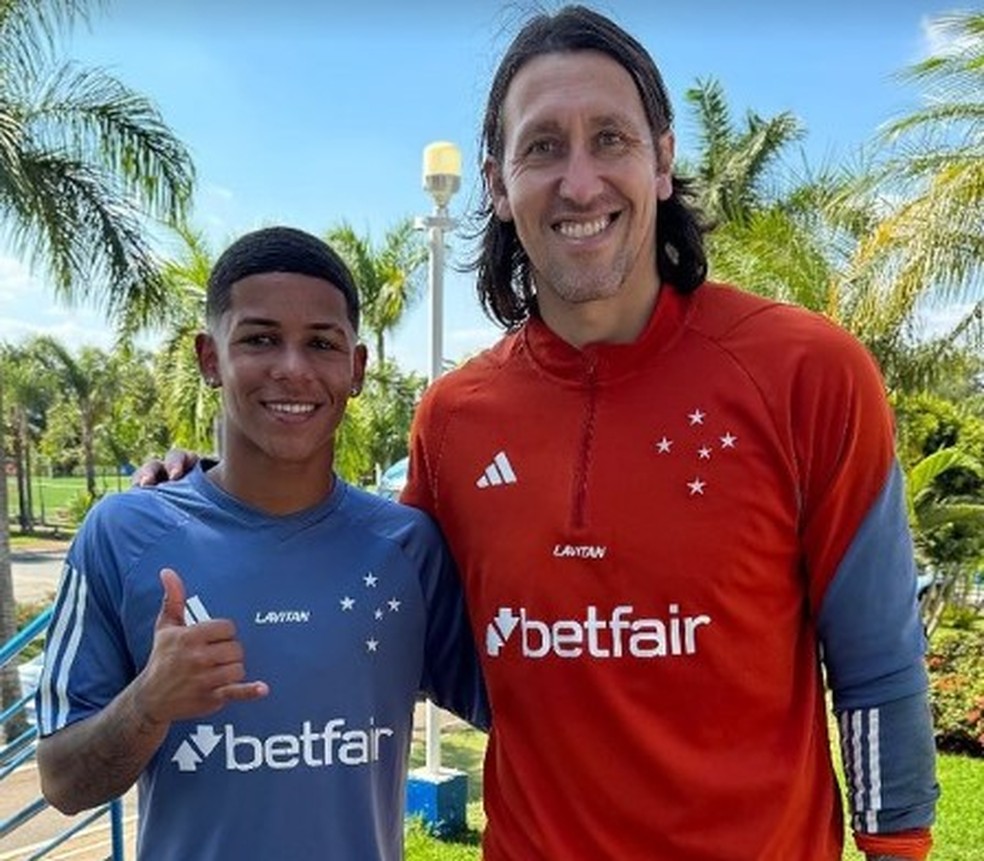 Akiles posa para foto com Cássio no Cruzeiro — Foto: Reprodução/ Instagram