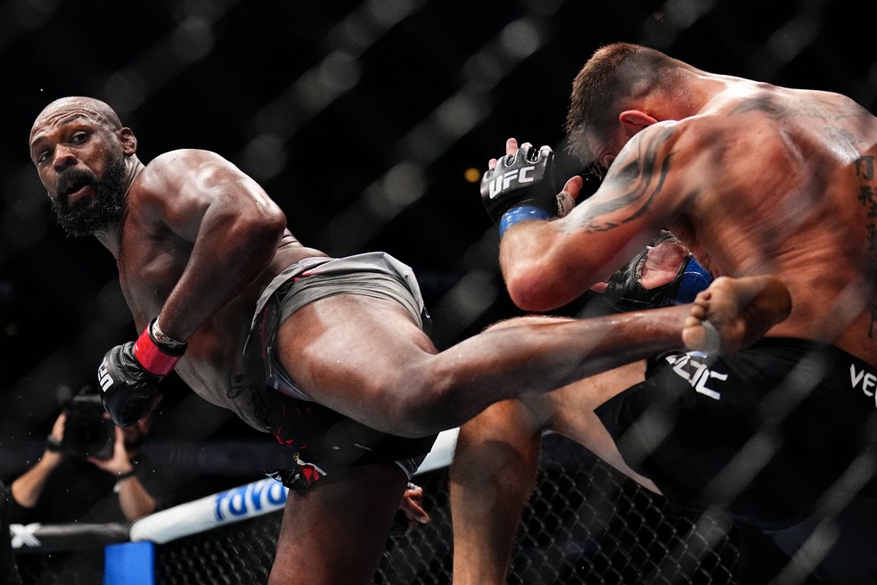 Jon Jones acerta o golpe decisivo em Stipe Miocic no UFC 309 — Foto: Chris Unger/Zuffa LLC