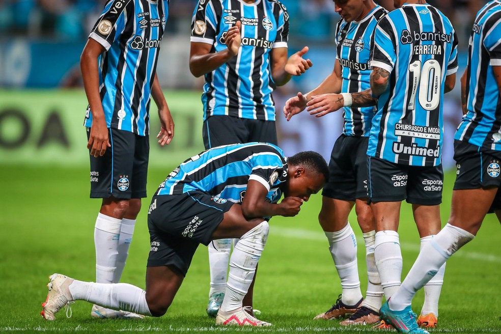 Nathan Fernandes se emociona em comemoração do primeiro gol pelo Grêmio — Foto: Lucas Uebel/Grêmio