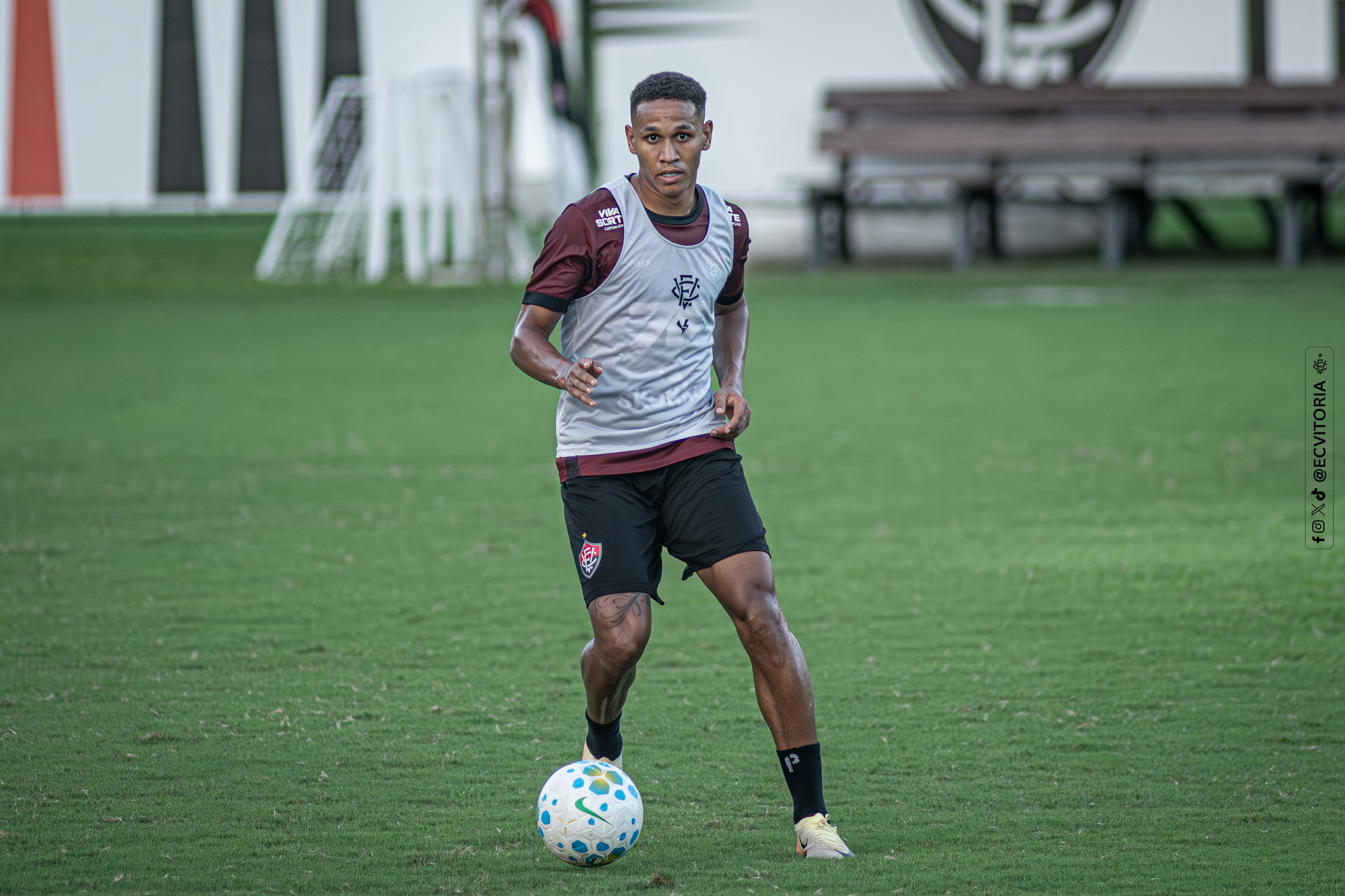 Vitória anuncia empréstimo de Zé Breno para clube português
