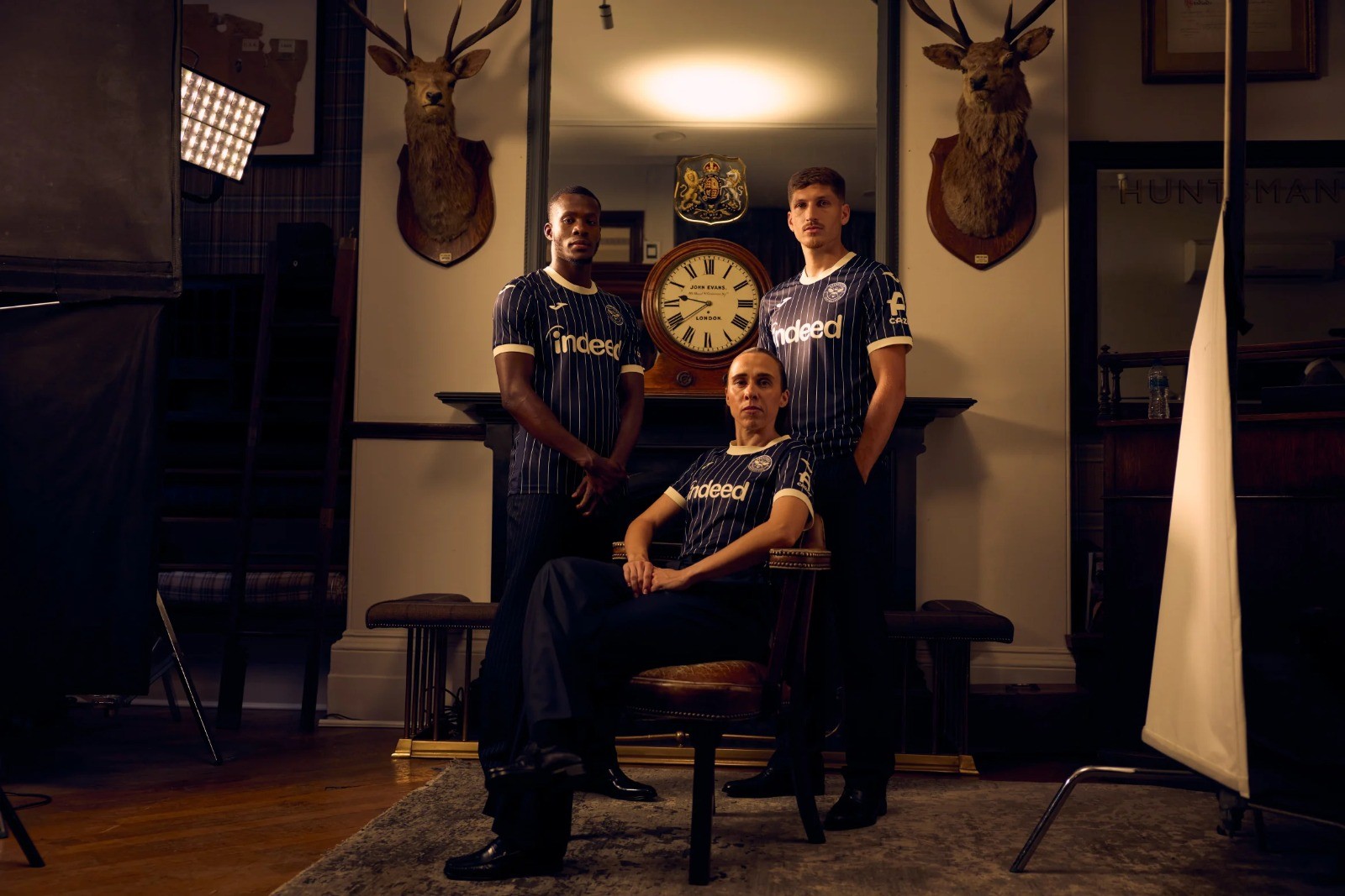 Igor Thiago estrela campanha de uniforme do Brentford inspirado no filme "Kingsman"; vídeo