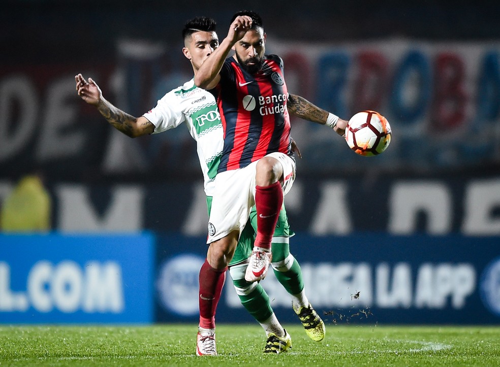 Jonatha Requena (de branco) em ação pelo Deportes Temuco no jogo contra o San Lorenzo — Foto: Getty Images