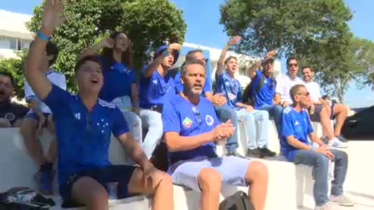 Torcedores celebram aproximação com o time na Toca da Raposa