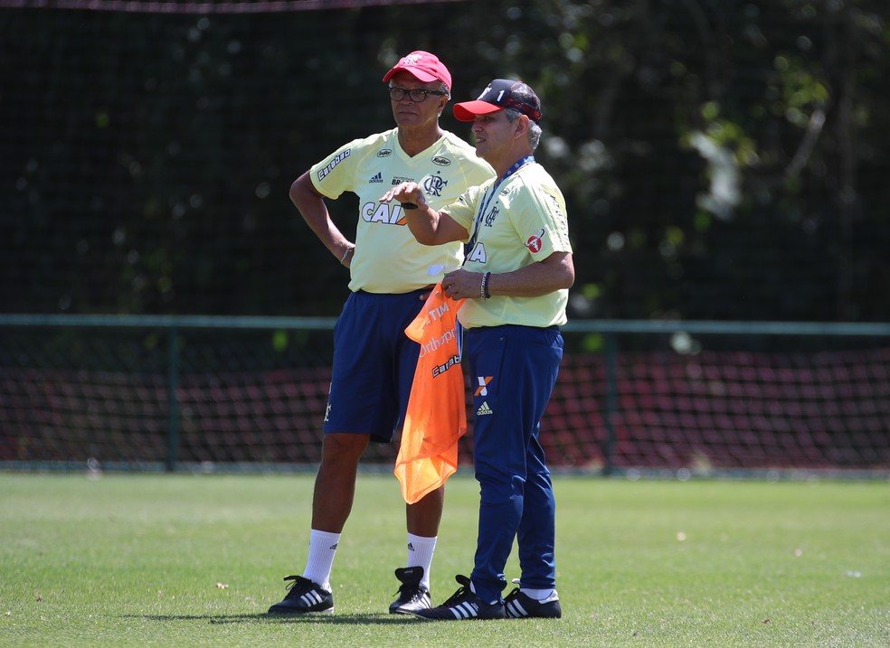 Jayme de Almeida e Reinaldo Rueda em treino no Flamengo em 2017 — Foto: Gilvan de Souza / CRF