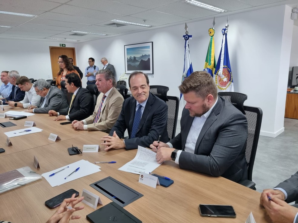 Carlos Roberto Osório e Lúcio Barbosa representam o Vasco no acordo com o Ministério Público — Foto: Ronald Lincoln Jr. / ge