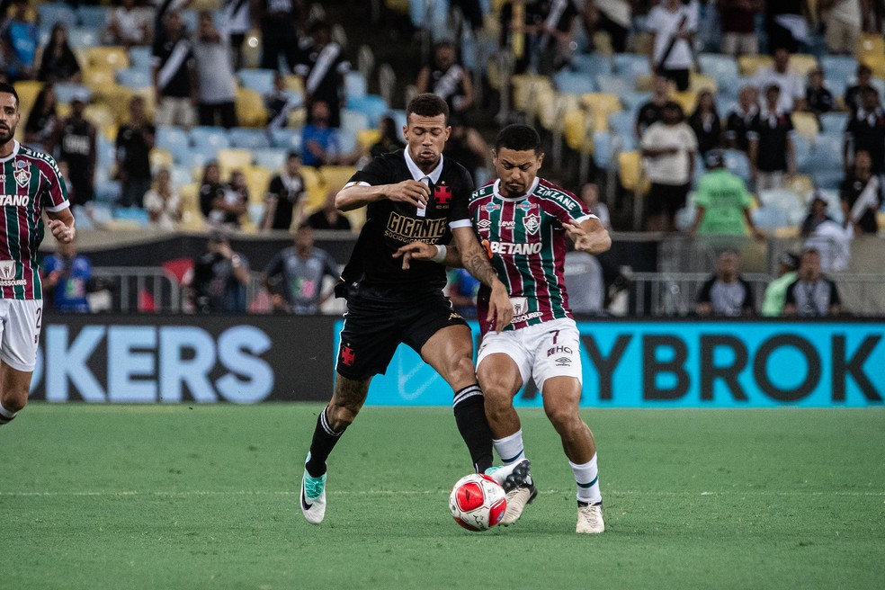 André disputa lance com João Victor em Fluminense x Vasco — Foto: Leandro Amorim/Vasco