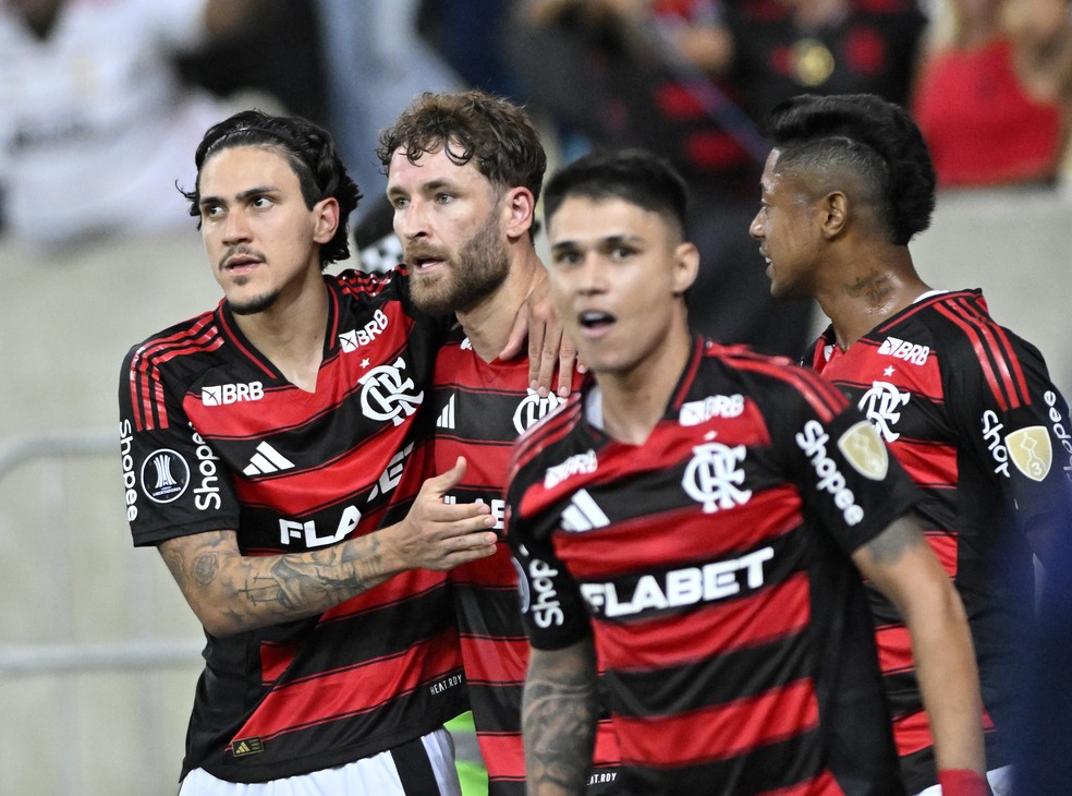 Jogadores do Flamengo comemoram gol de Léo Pereira contra o Deportivo Táchira — Foto: André Durão