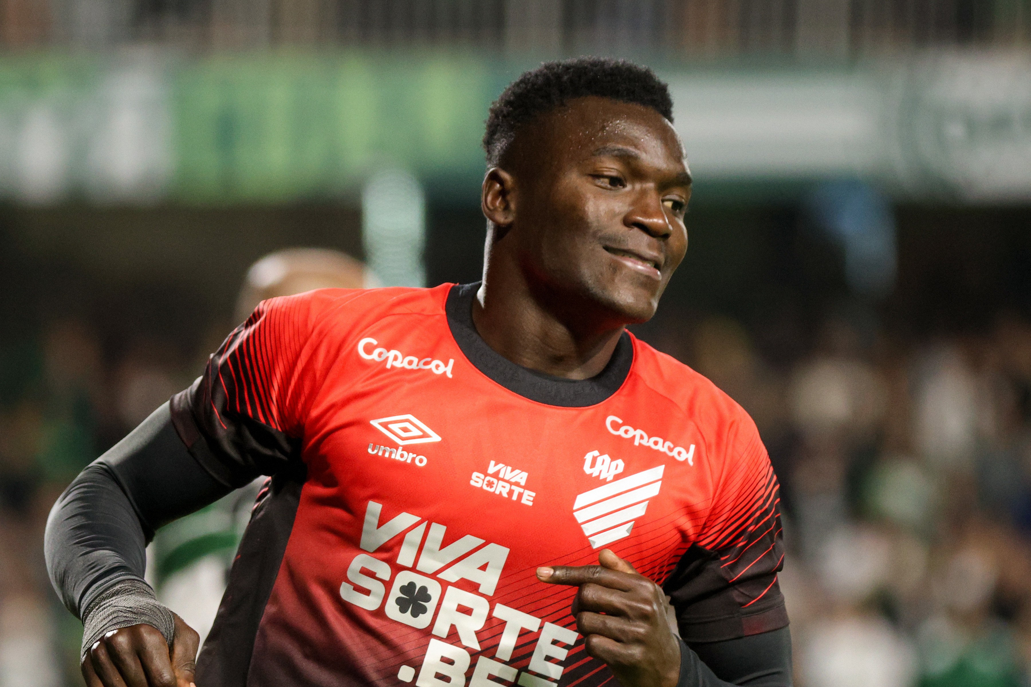 Análise: Athletico não aproveita expulsão no clássico, mas fica vivo e busca o improvável para subir