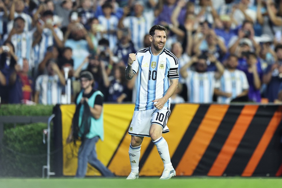 Messi em ação no amistoso pré-Copa