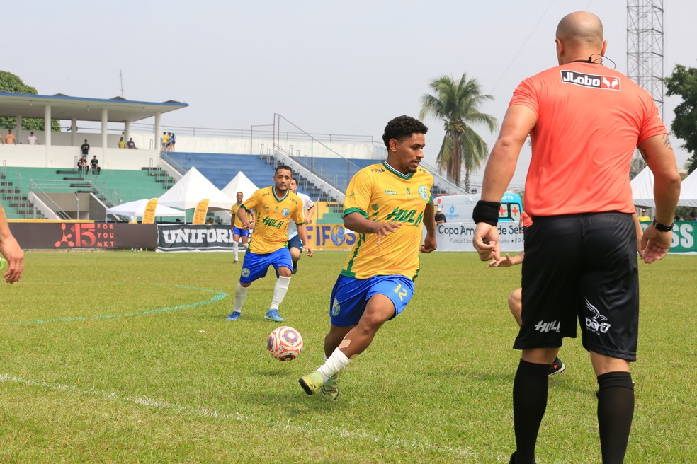 Fernandinho em a,tuação pela Seleção Brasileira de Soccer Society — Foto: Gilmar de Jesus