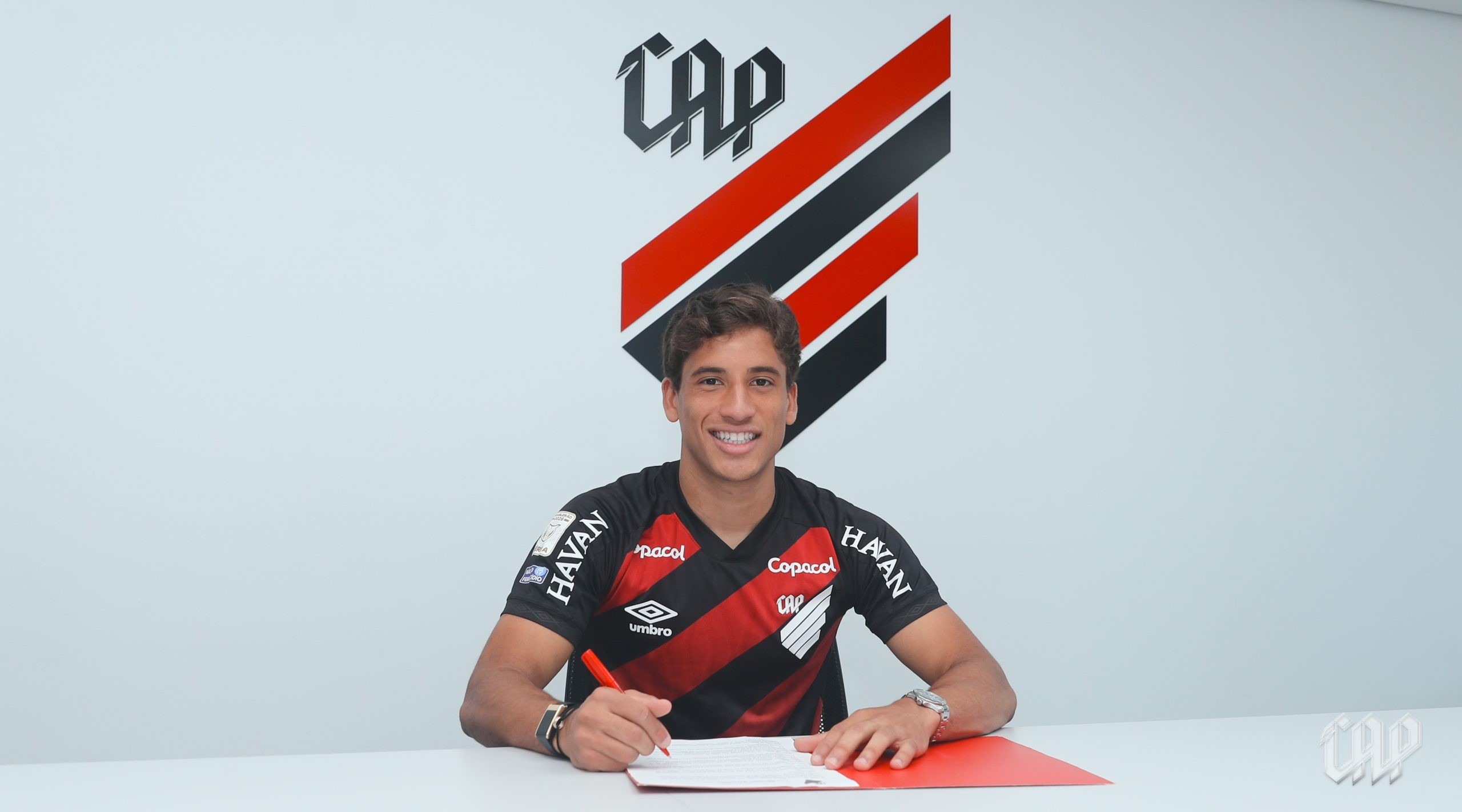Athletico estende contrato do meia João Cruz