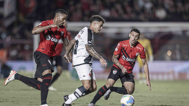 Coutinho disputa lance em Atlético-GO x Vasco