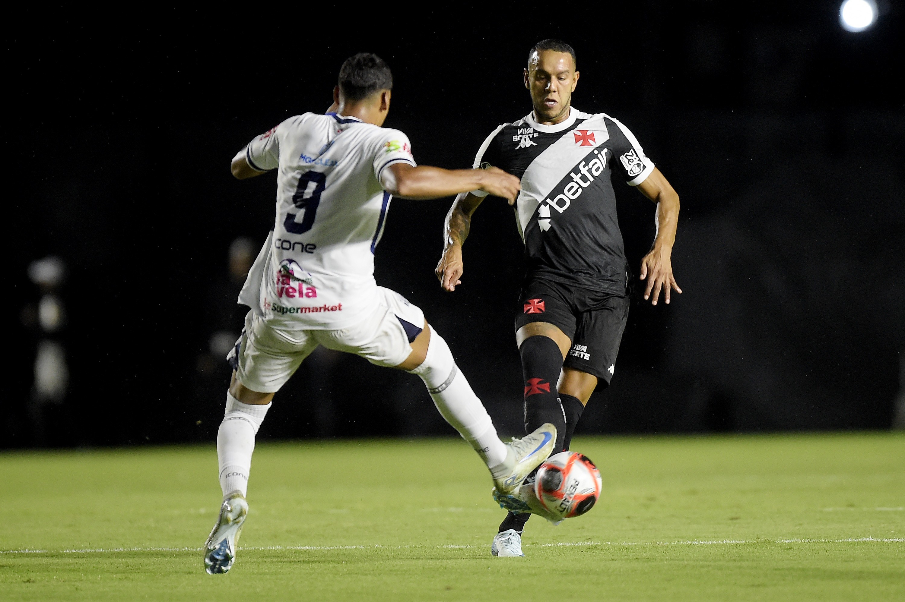 Vasco negocia rescisão de contrato com Souza