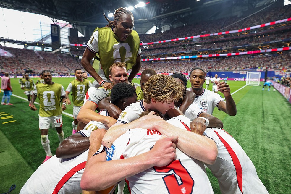 Jogadores da Inglaterra comemoram gol de Harry Kane