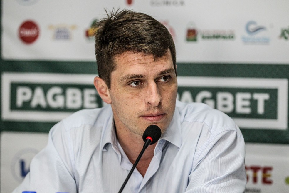 Thiago Gomes, novo técnico do Sampaio Corrêa, durante coletiva de imprensa — Foto: Ronald Felipe / SCFC