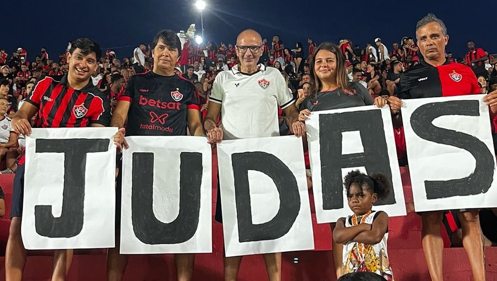 Torcida do Vitória trata Wagner Leonardo como "Judas" no retorno do zagueiro ao Barradão — Foto: Reprodução / @ArenaRubroECV