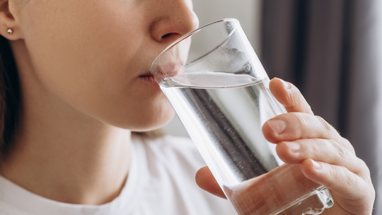 Água com açúcar acalma, ajuda a dormir ou cura ressaca? Veja mitos - Foto: (iStock)