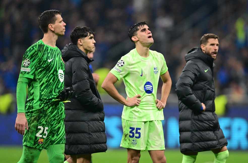 Jogadores do Barcelona desolados após eliminação para Inter de Milão na semifinal da Champions 2024/25