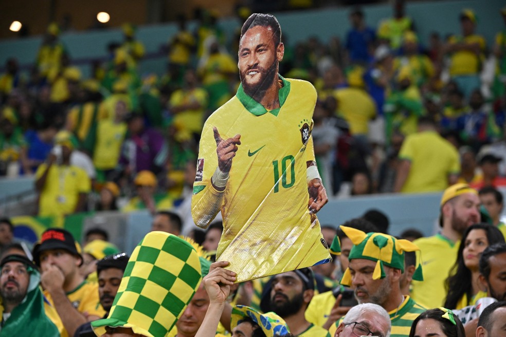 File:Torcedores assistindo Jogo do Brasil na Copa do Mundo 2022.jpg -  Wikimedia Commons
