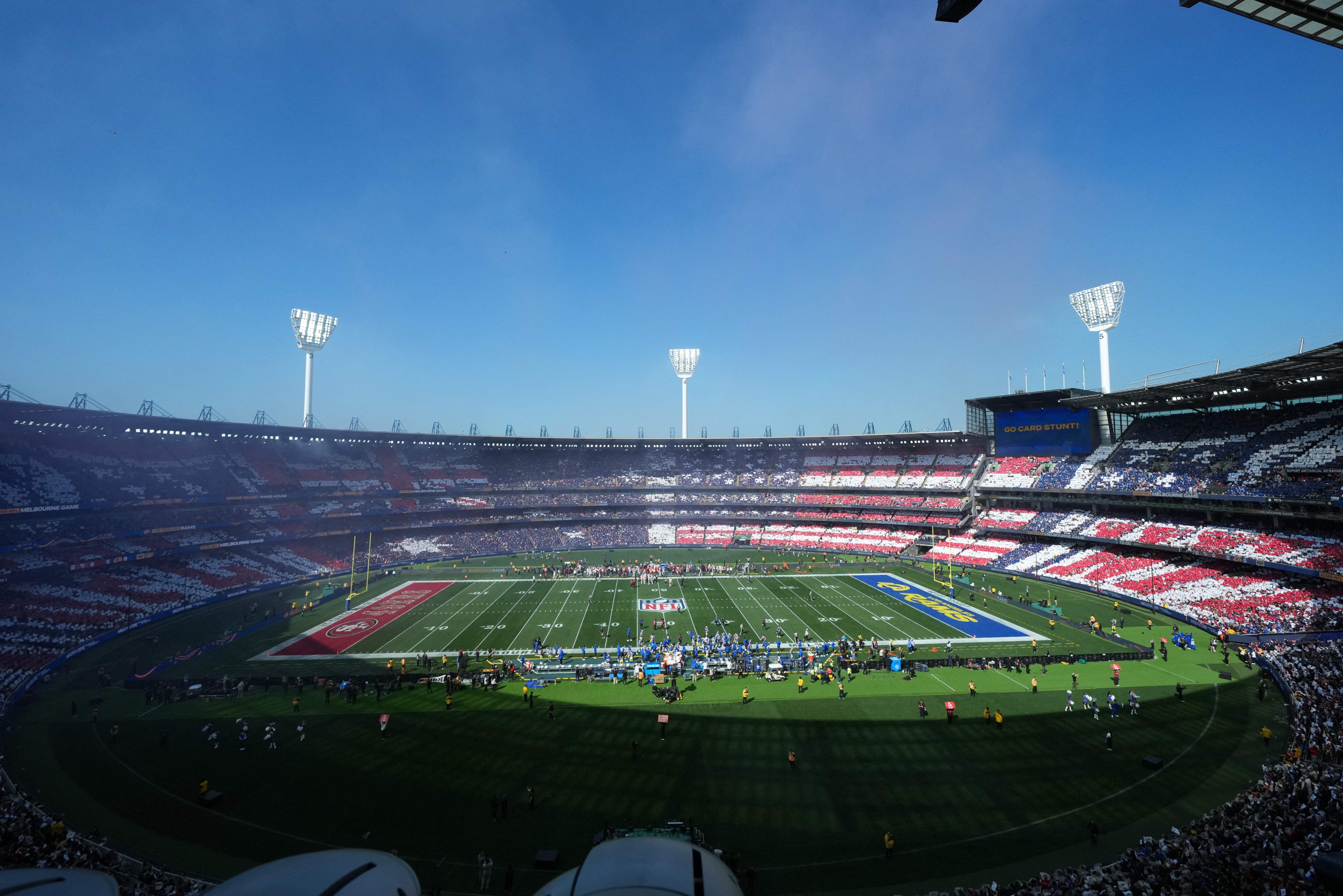 Mais de 100 mil pessoas lotam estádio na Austrália para jogo da NFL
