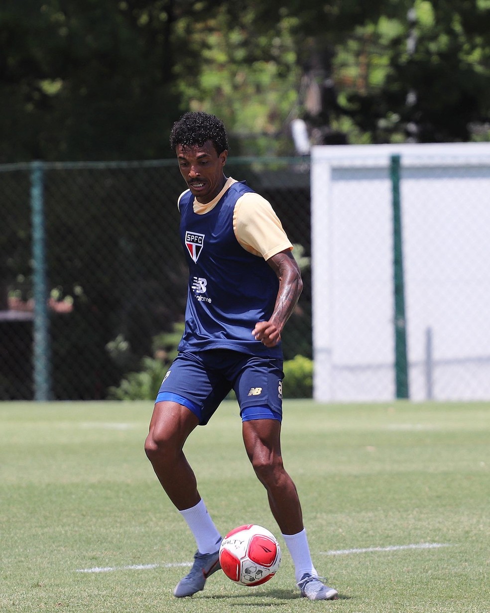Luiz Gustavo em treino do São Paulo — Foto: Rubens Chiri / São Paulo
