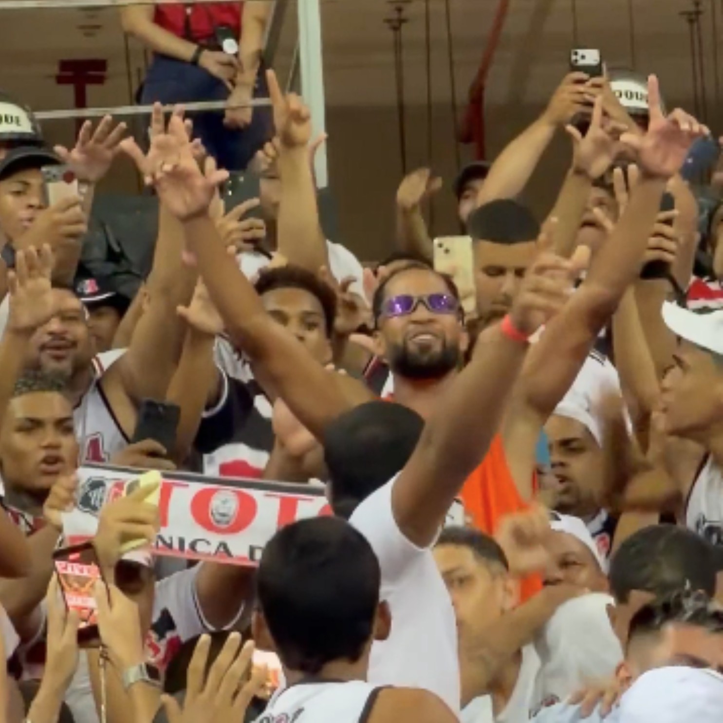 Atacante Everaldo comemora vitória do Santa Cruz no meio da torcida; veja vídeo