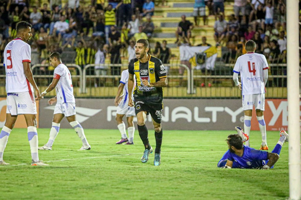 Ricardo Sena comemora gol com a camisa do Volta Redonda — Foto: Raphael Torres