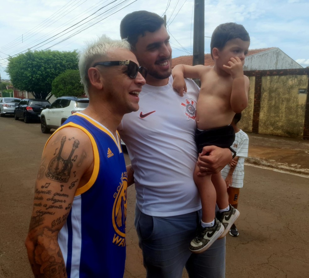 Rafinha tira foto com torcedor do Corinthians em Londrina — Foto: Rodrigo Saviani/ge