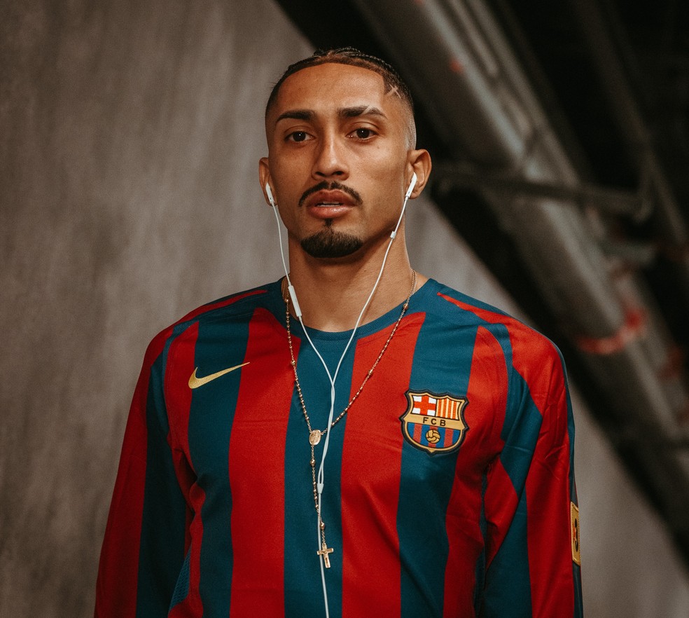Raphinha usa blusa comemorativa do Barça — Foto: Barcelona