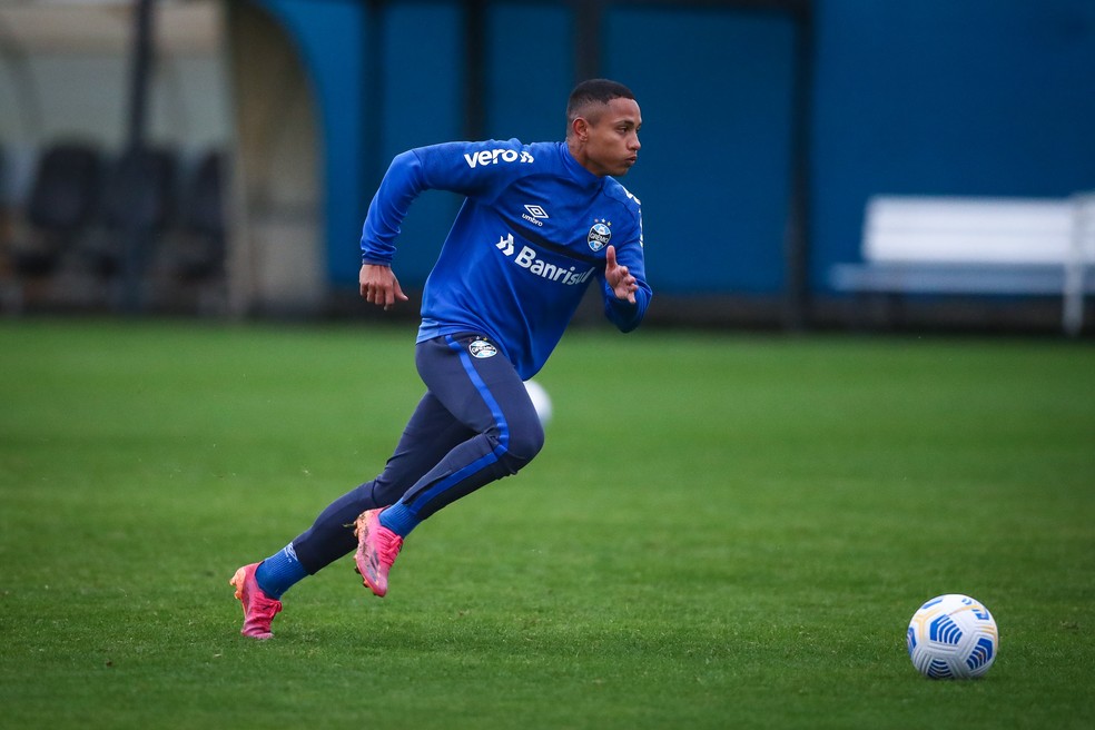 Coritiba acerta a contratação de meia do Grêmio; jogador se