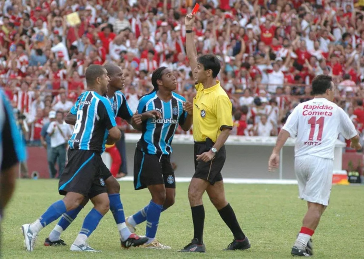 Árbitro da Batalha dos Aflitos integra equipe de Grêmio x Palmeiras; entenda função