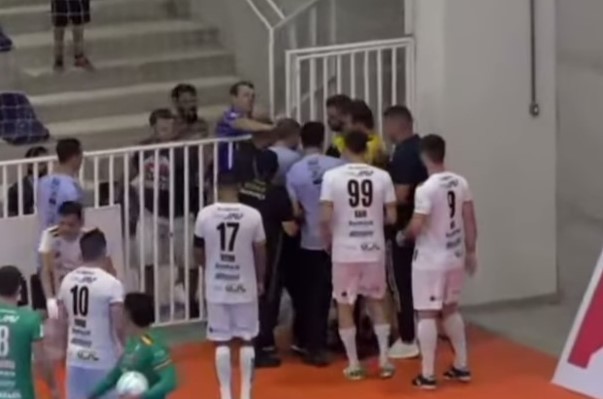 VÍDEO: Blumenau reclama agressão contra os atletas na partida diante do São Lourenço
