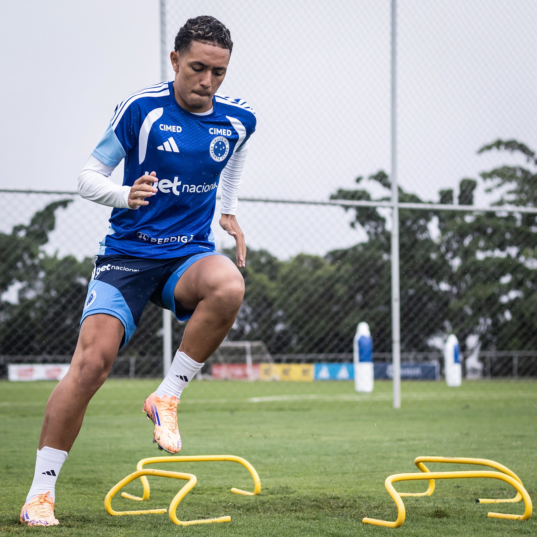Artur Jorge revela frustração de lateral após perder espaço no Cruzeiro