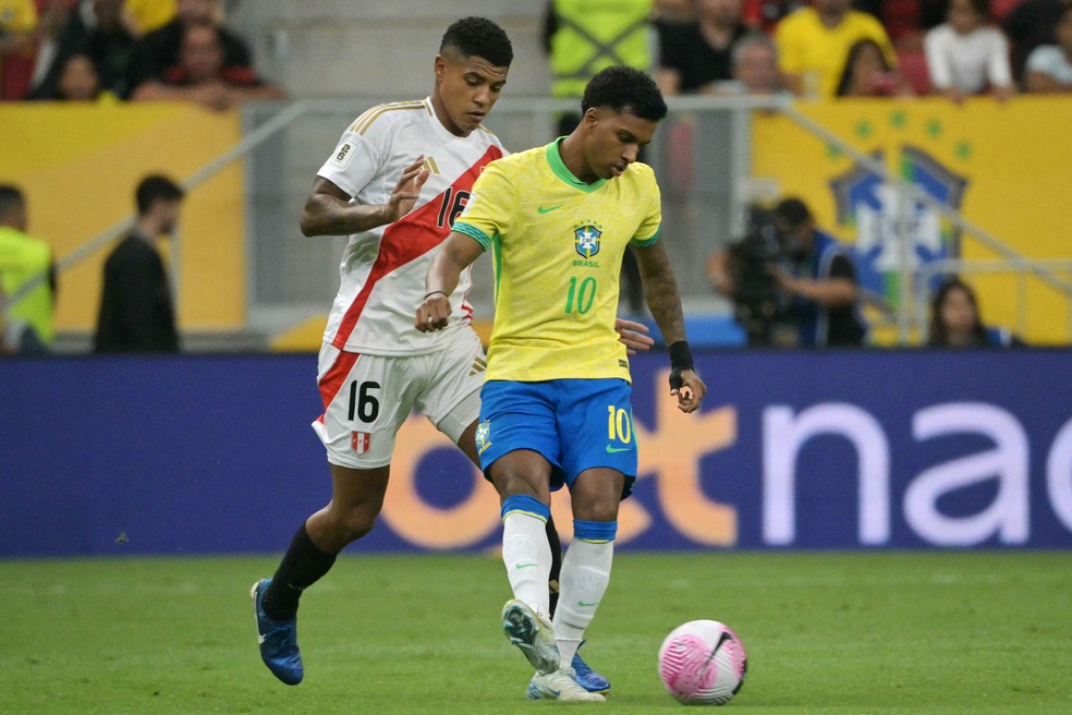 Rodrygo em ação em Brasil x Peru, pelas Eliminatórias — Foto: Nelson Almeida/AFP