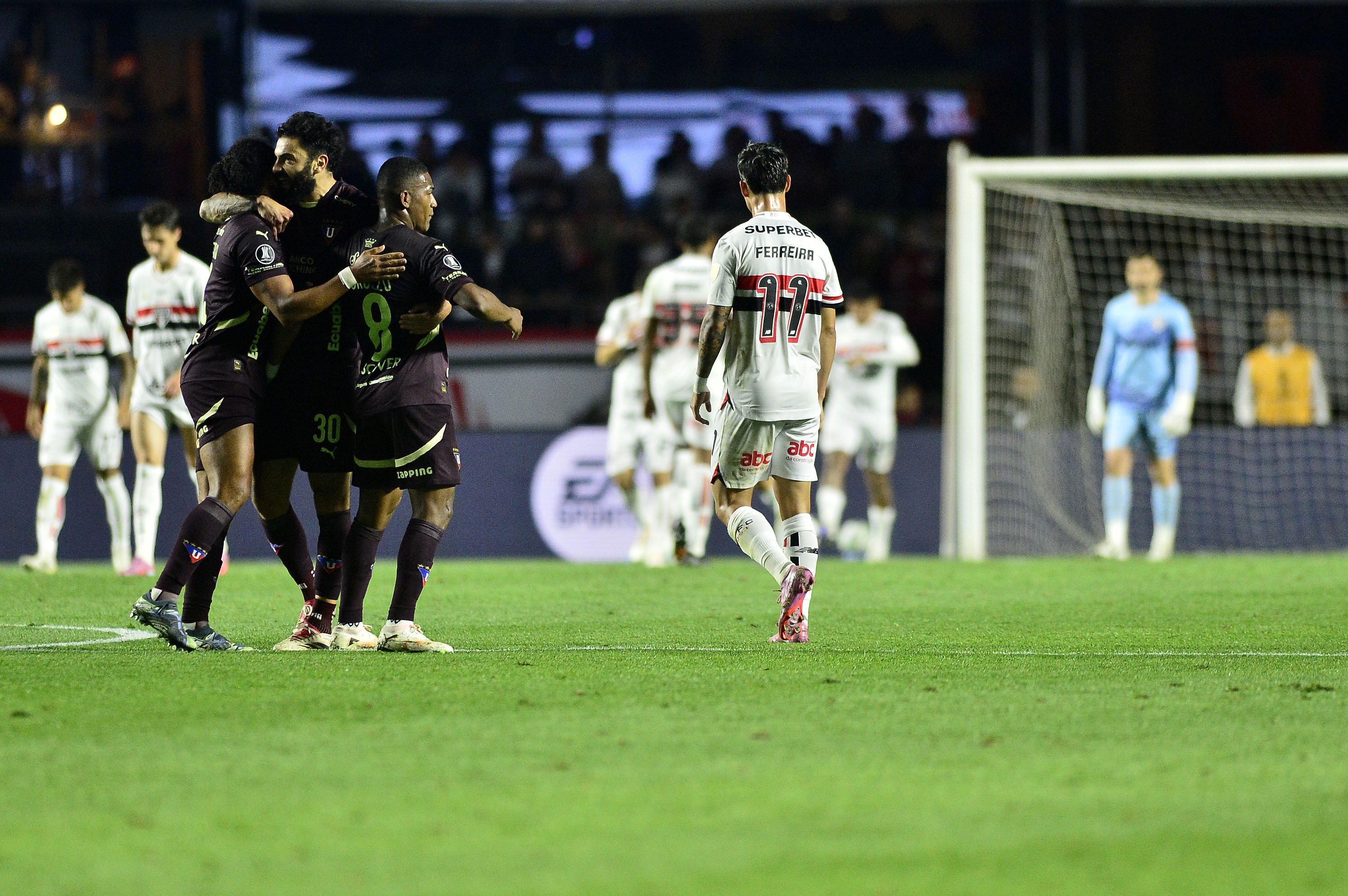 LDU enfrenta Palmeiras com desfalque no gol e incerteza sobre carrasco do Botafogo em campo