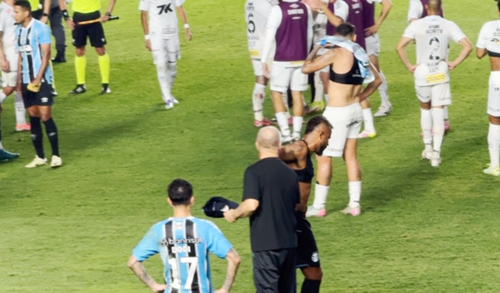 Mano Menezes tenta conversar com Alex Santana, mas volante se desvencilha — Foto: Reprodução/@vitaooficial