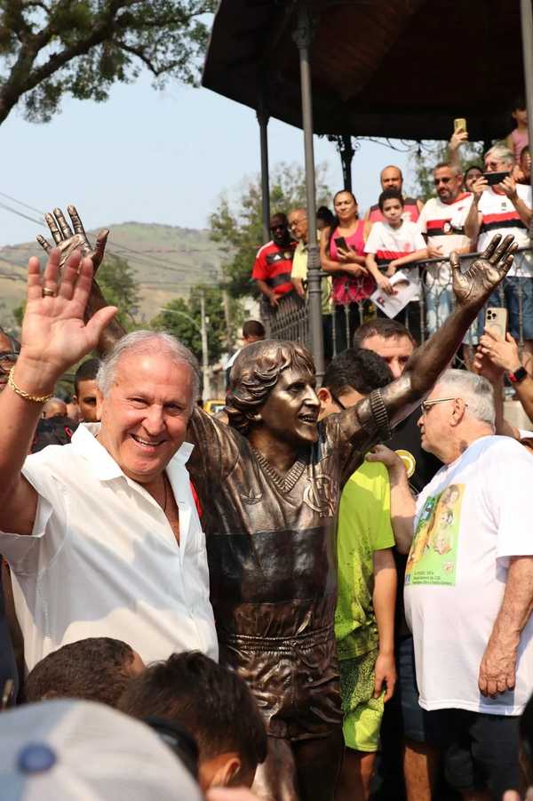 Zico recebe estátua em Quintino em celebração aos 70 anos de vida.