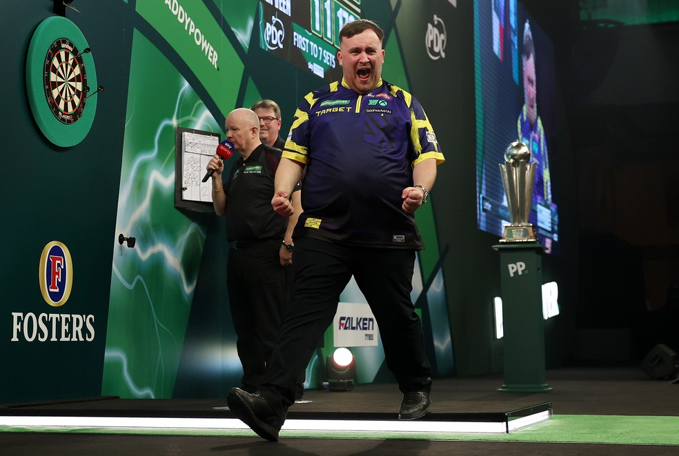Luke Littler comemora mais um título mundial de dardos — Foto: Warren Little/Getty Images