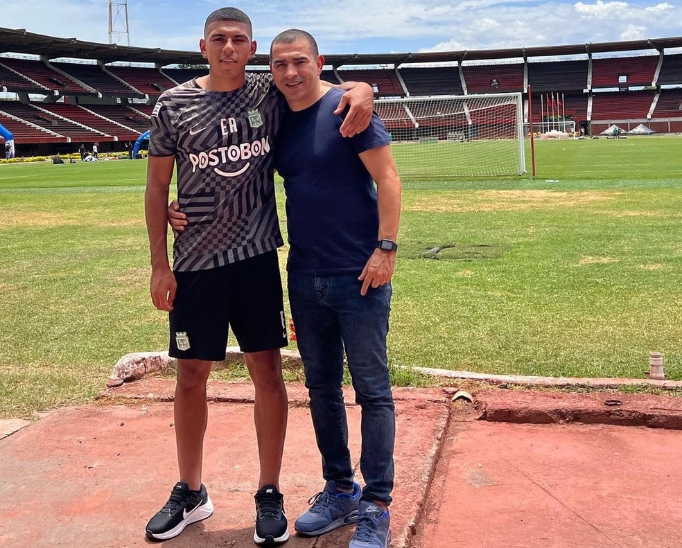 Emilio seguiu os passos do pai e se tornou profissional no Atlético Nacional, clube mais tradicional da Colômbia — Foto: Reprodução/Instagram