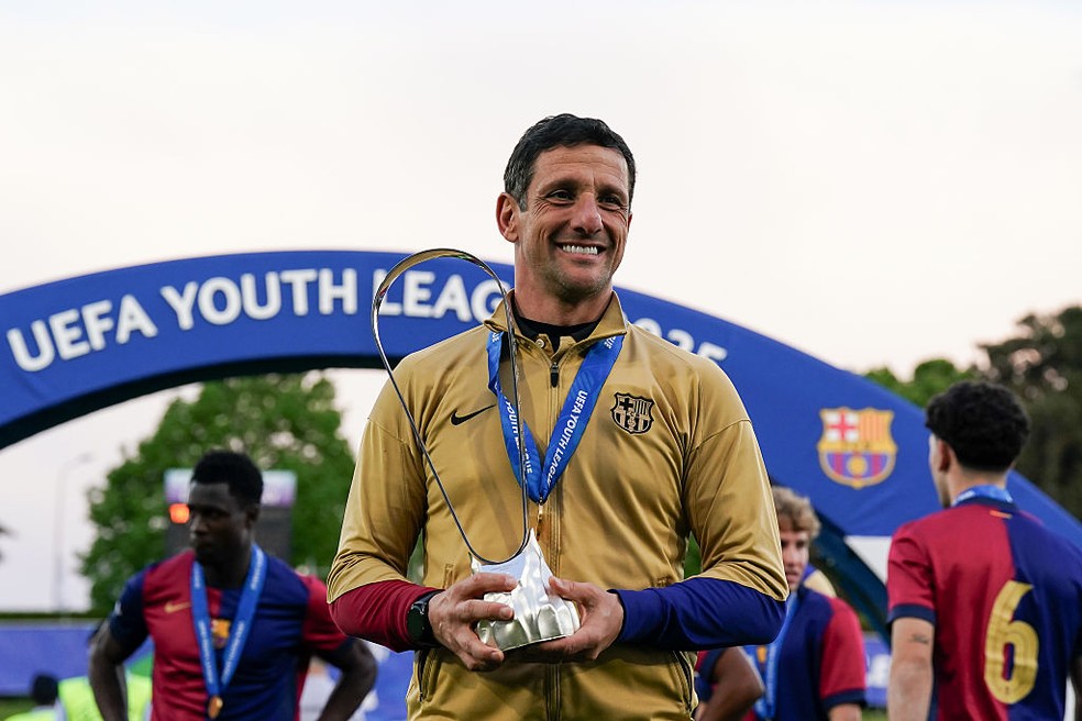 Tcnico da base do Barcelona, brasileiro Belletti com o trofu da Youth League da Uefa  Foto: Daniela Porcelli/Getty Images