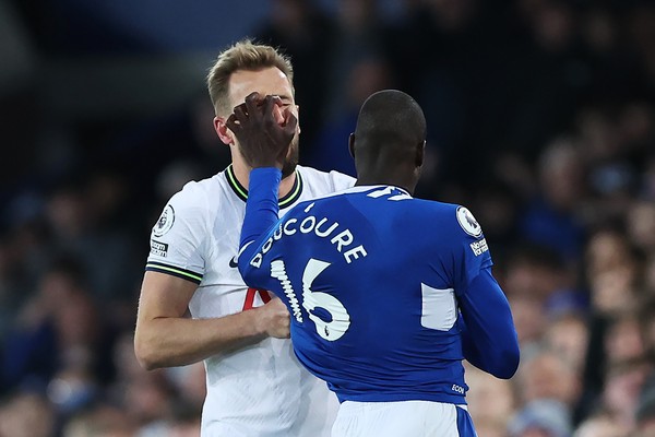 Em jogo com duas expulsões, Everton busca empate contra Tottenham