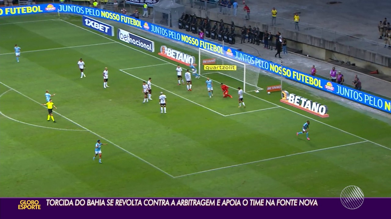 Torcida do Bahia se revolta contra a arbitragem e apoia o time na Fonte Nova